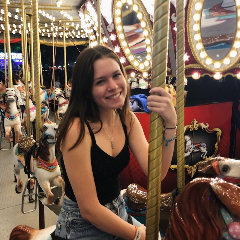 Meet your Posher, Caitlin